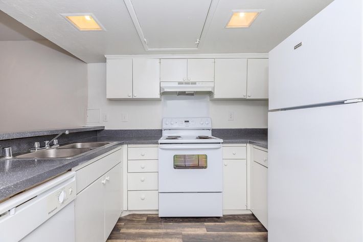 FULLY-EQUIPPED KITCHENS AT BEL AIR OAKS