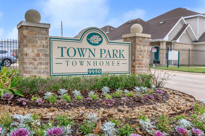 HOUSTON LIVING AT TOWN PARK TOWNHOMES