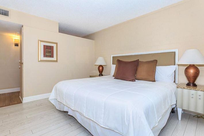 a bedroom with a bed in a hotel room
