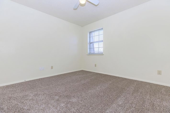 LARGE BRIGHT BEDROOM