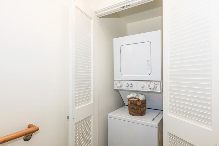 STACKABLE WASHER AND DRYER IN HOME