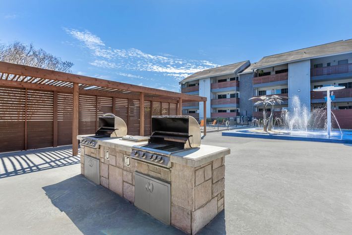 GRILL BY THE REFRESHING POOL