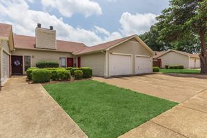 GARAGES AVAILABLE AT APARTMENTS IN JACKSON, TENNESSEE