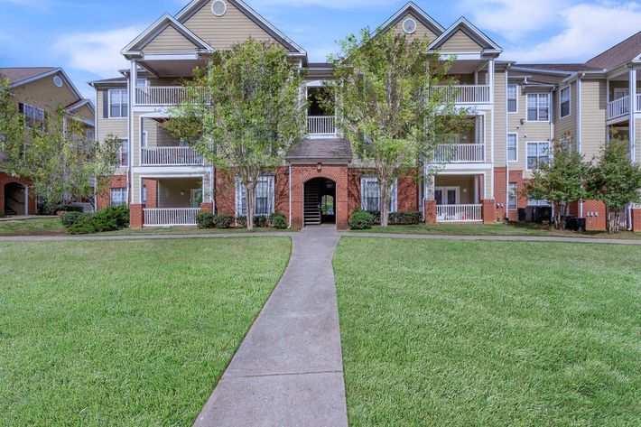 WELCOME TO YOUR NEW HOME AT STONE RIDGE PARK APARTMENTS IN CHATTANOOGA, TENNESSEE