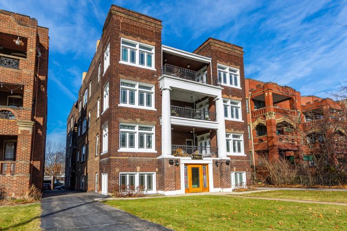 WELCOME HOME TO CLEVELAND HEIGHTS APARTMENTS