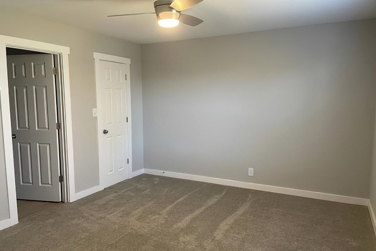 bedroom with carpeting and ceiling fan