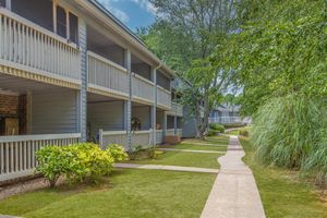 Beautiful Landscaping - Lakeside Place Apartments - Greenville - South Carolinaesign