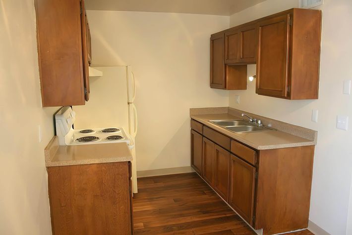 LOTS OF CABINET SPACE IN TUCSON, ARIZONA