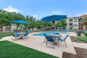 Retreat at North Bluff community pool with tables and chairs