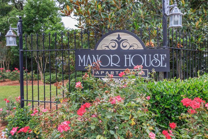 WELCOME HOME TO MANOR HOUSE APARTMENTS!