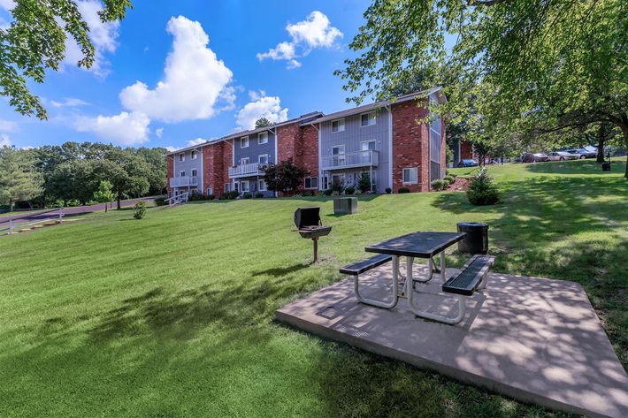 PICNIC AREA WITH BARBECUE AT SOUTHMOOR APARTMENTS