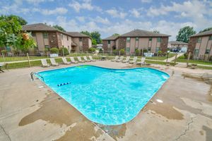 Sparkling Swimming Pool - Sunnyside Garden Apartments - Blue Spring - Missouri
