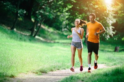 amenities-exterior-couple jogging.jpg