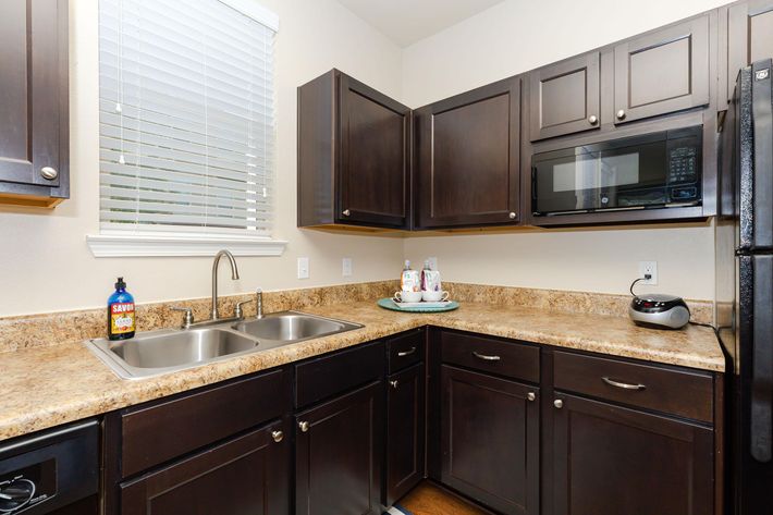 BEAUTIFUL KITCHEN IN TWO BEDROOM APARTMENT AT PALOMAR APARTMENTS