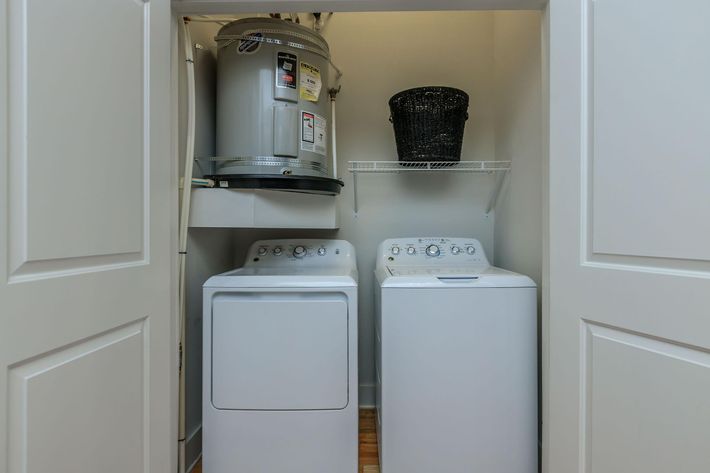 EASY LIFE WITH WASHER AND DRYER IN HOME