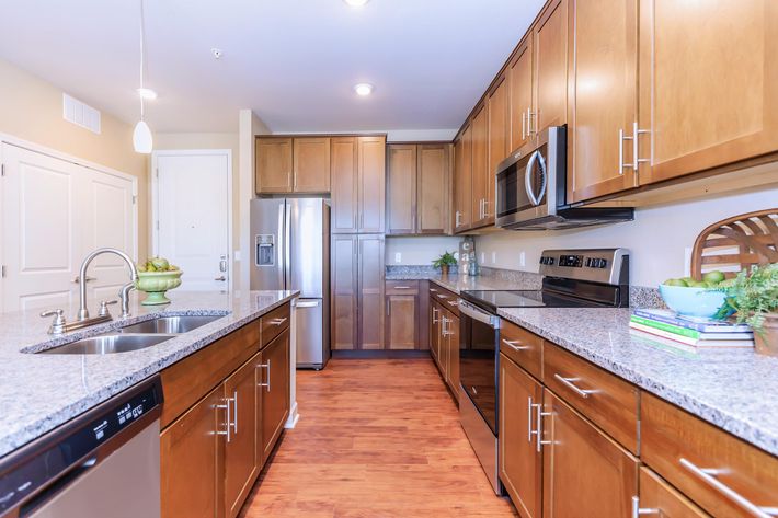SPACIOUS ALL-ELECTRIC KITCHEN