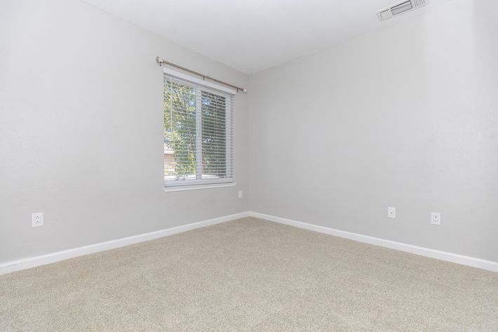 COZY CARPETED SOUTHWOOD TOWNHOME  3 BEDROOM 