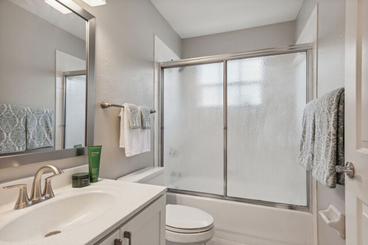 Upstairs Full Bathroom