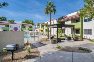 Picnic Area with Barbecue - Spring Apartments - Phoenix - Arizona