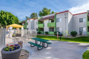 Community Picnic Area - Spring Apartments - Phoenix - Arizona