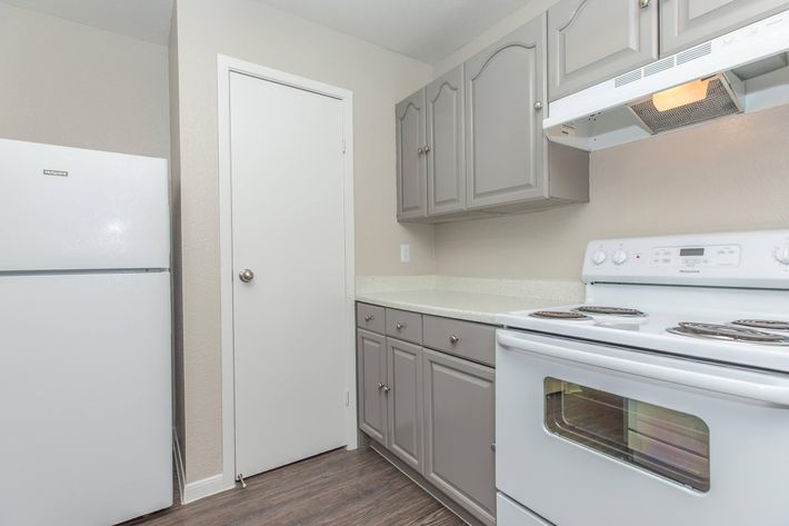 A FULLY EQUIPPED KITCHEN WITH DISHWASHER