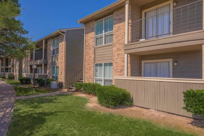 YOUR NEW HOME AWAITS AT BELLA VIDA APARTMENTS IN HOUSTON, TEXAS