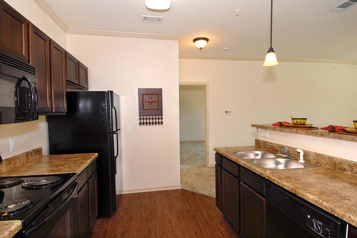 FULLY-EQUIPPED KITCHEN WITH STYLISH APPLIANCES