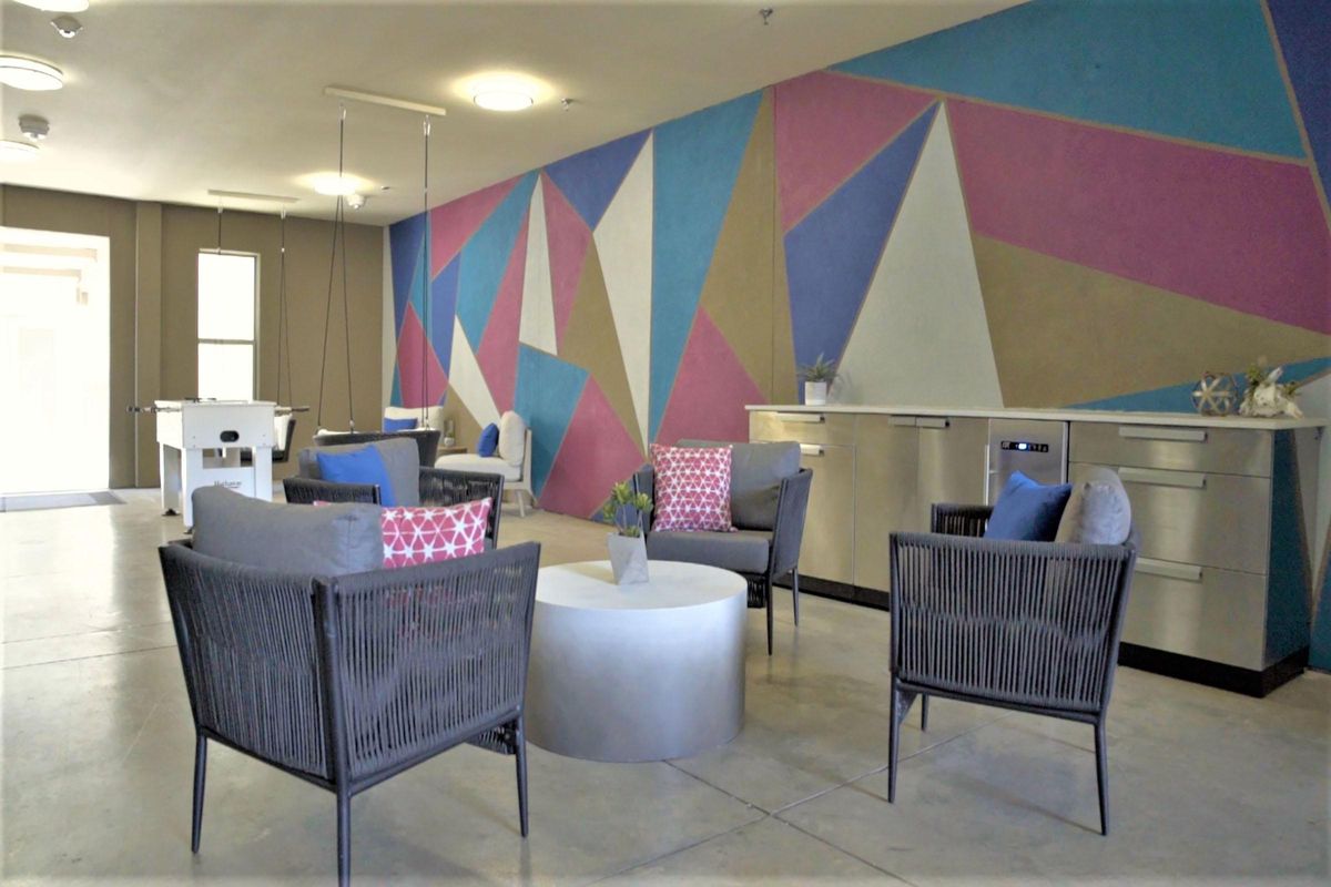 RESIDENT LOUNGE AT PARKER HOUSE APARTMENTS