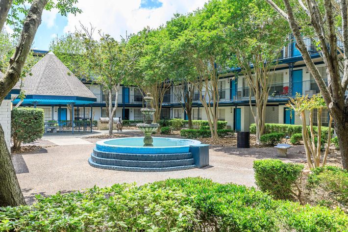 WELCOME TO PET-FRIENDLY ENCORE ON THE BAY APARTMENTS IN SEABROOK, TEXAS