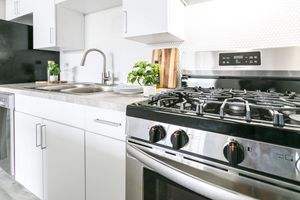 Fully-Equipped Kitchen with Modern Furnishings - The Marlowe Apartments - Phoenix - Arizona