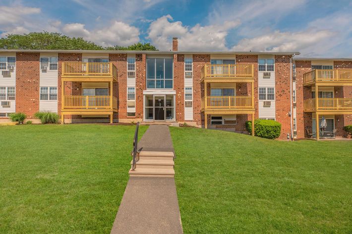 WELCOME TO PARKVIEW APARTMENTS IN NAUGATUCK, CT