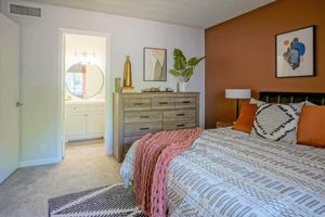 Large Bedroom with En-Suite Bathroom - Treehouse Apartments - Albuquerque - New Mexico