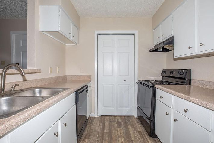 WELL-EQUIPPED KITCHENS AT FREDERICKSBURG PLACE APARTMENTS