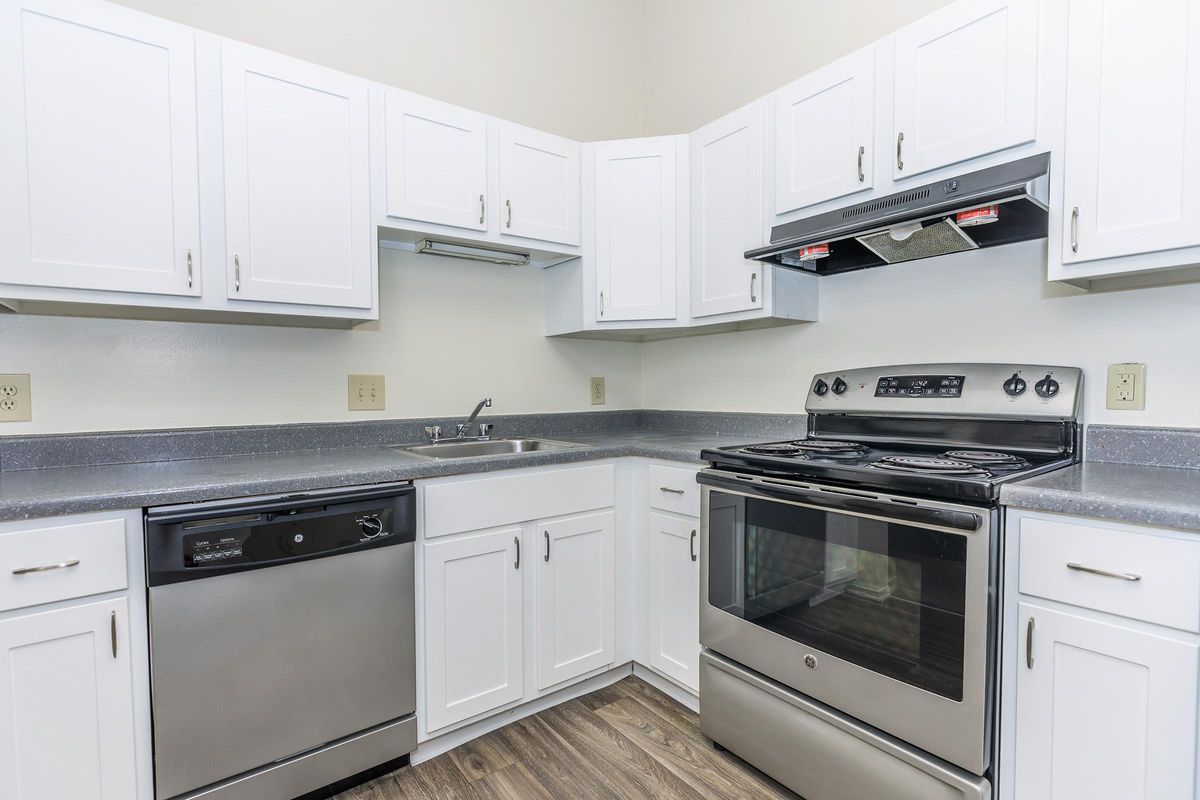 WELL-EQUIPPED KITCHENS AT OAKS AT HAMPTON APARTMENTS