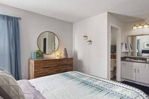 Bedroom with En-Suit Bathroom - Huntsview Apartments - Greensboro - North Carolina