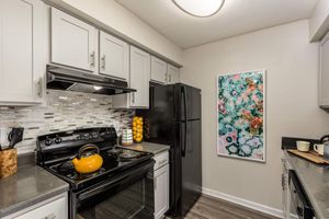 Fully-equipped Kitchen - Huntsview Apartments - Greensboro - North Carolina