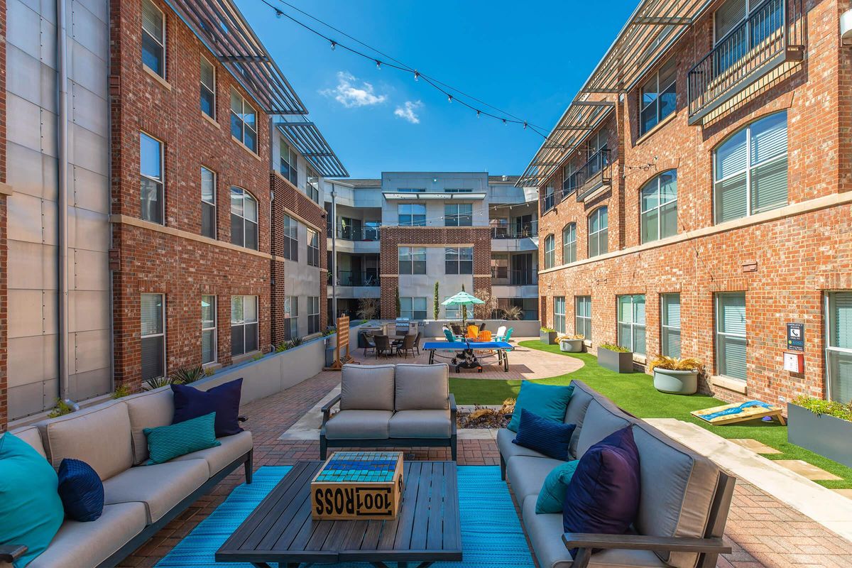 Courtyard with Grills, Firepit & Outdoor Games