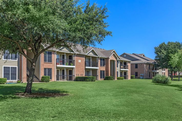 BEAUTIFUL, AND LUSH LANDSCAPING AT GARDEN GATE APARTMENTS FOR RENT
