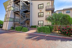 WELCOME HOME TO THE VUE LIVE OAK APARTMENTS